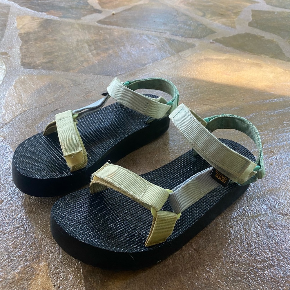 Title girls Tevas